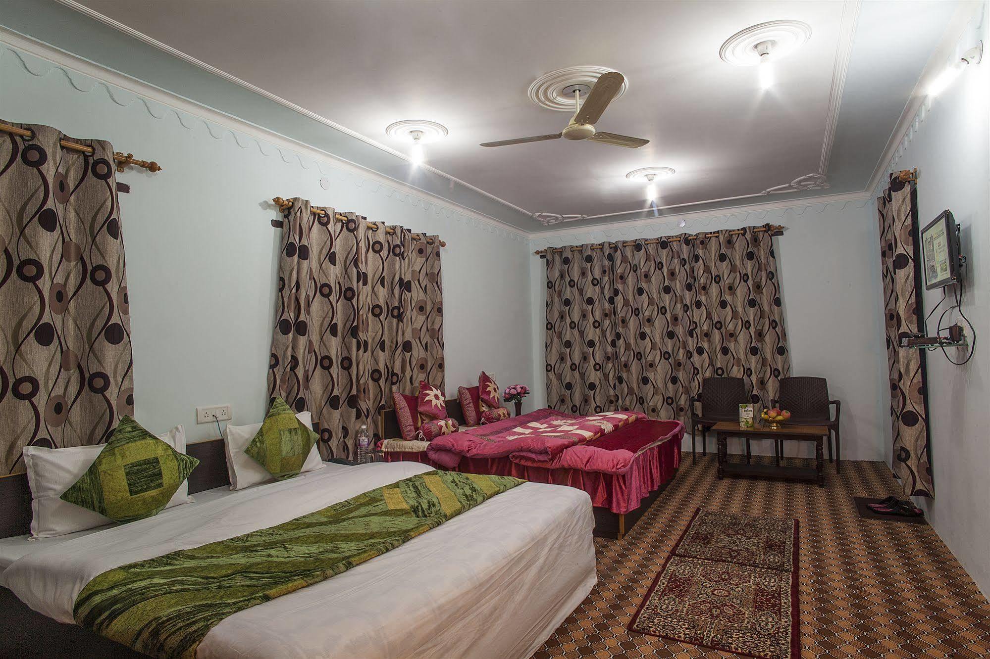 Sheesha Residency Hotell Srīnagar Exteriör bild